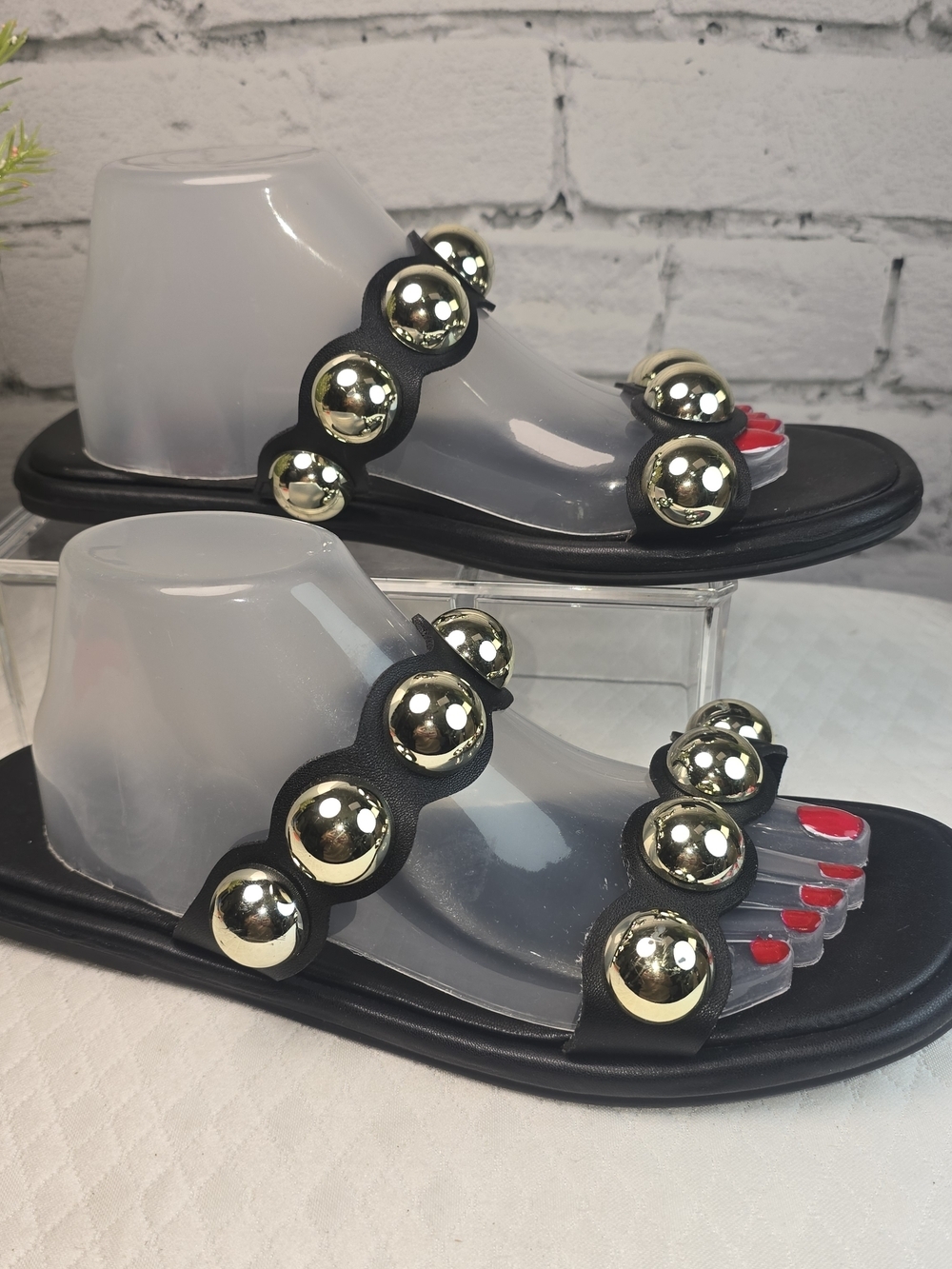 NEW DAY BLACK STRAPPY SANDAL GOLD METALLIC ORB STUDS WOMENS FLATS SIZE 10 EUC